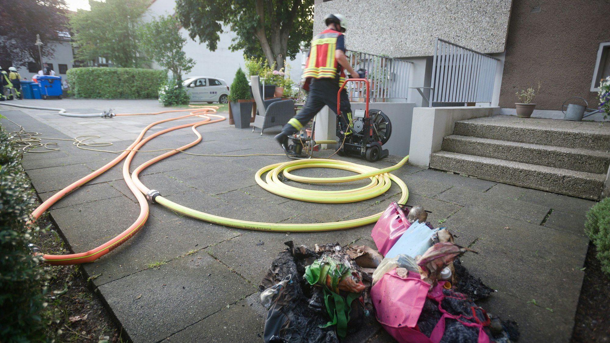 Zusammengeschmolzener „Plastikkuchen“, wie der Brandermittler den Feuerherd nannte, vor dem Mietshaus in der Martin-Luther-Straße am 17. Juni 2021.