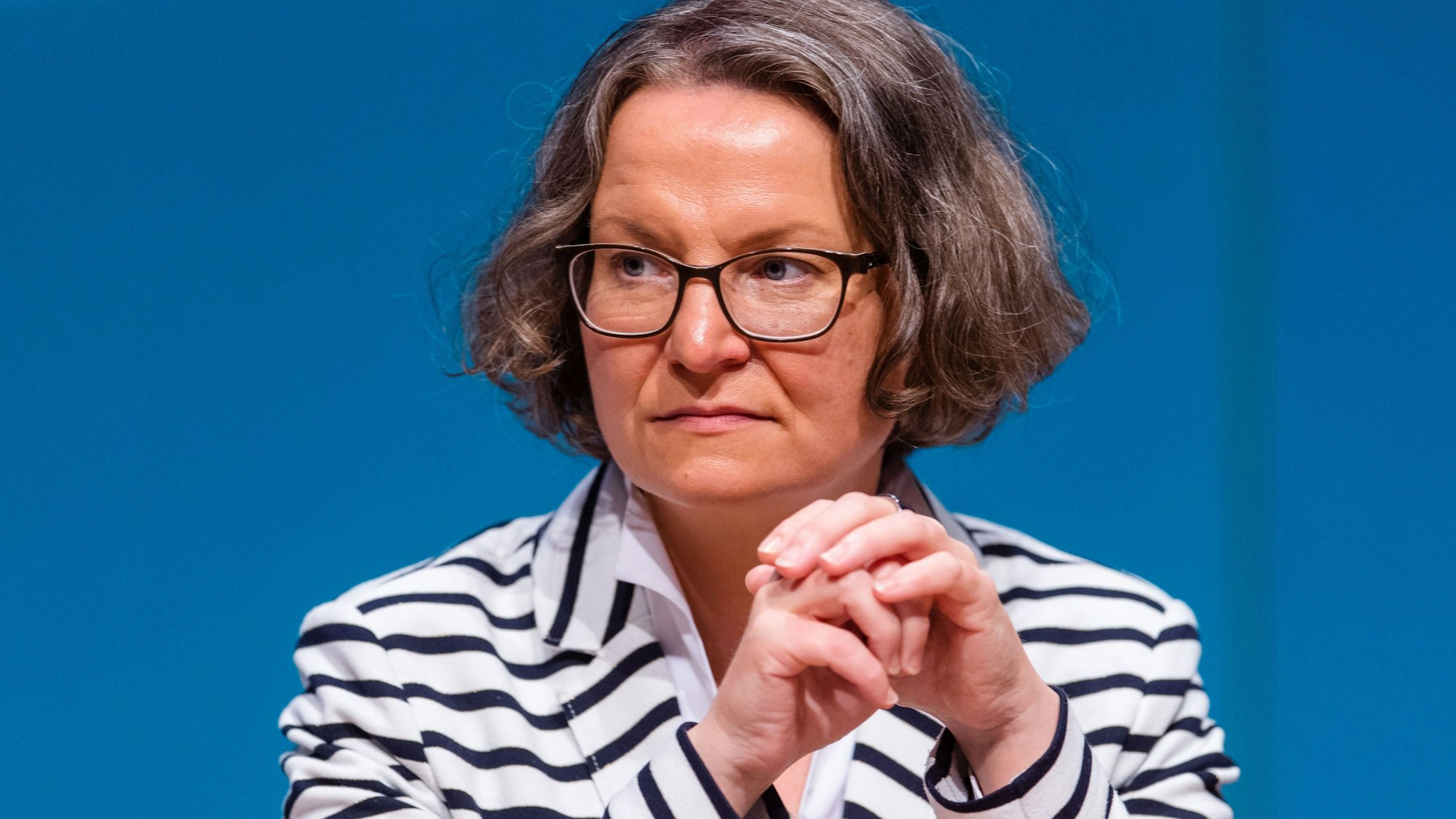 Ina Scharrenbach blickt beim Landesparteitag der nordrhein-westfälischen CDU in die Runde. Die Kommunalministerin Ina Scharrenbach (CDU) soll im parlamentarischen Untersuchungsausschuss zur Hochwasser-Katastrophe aussagen.