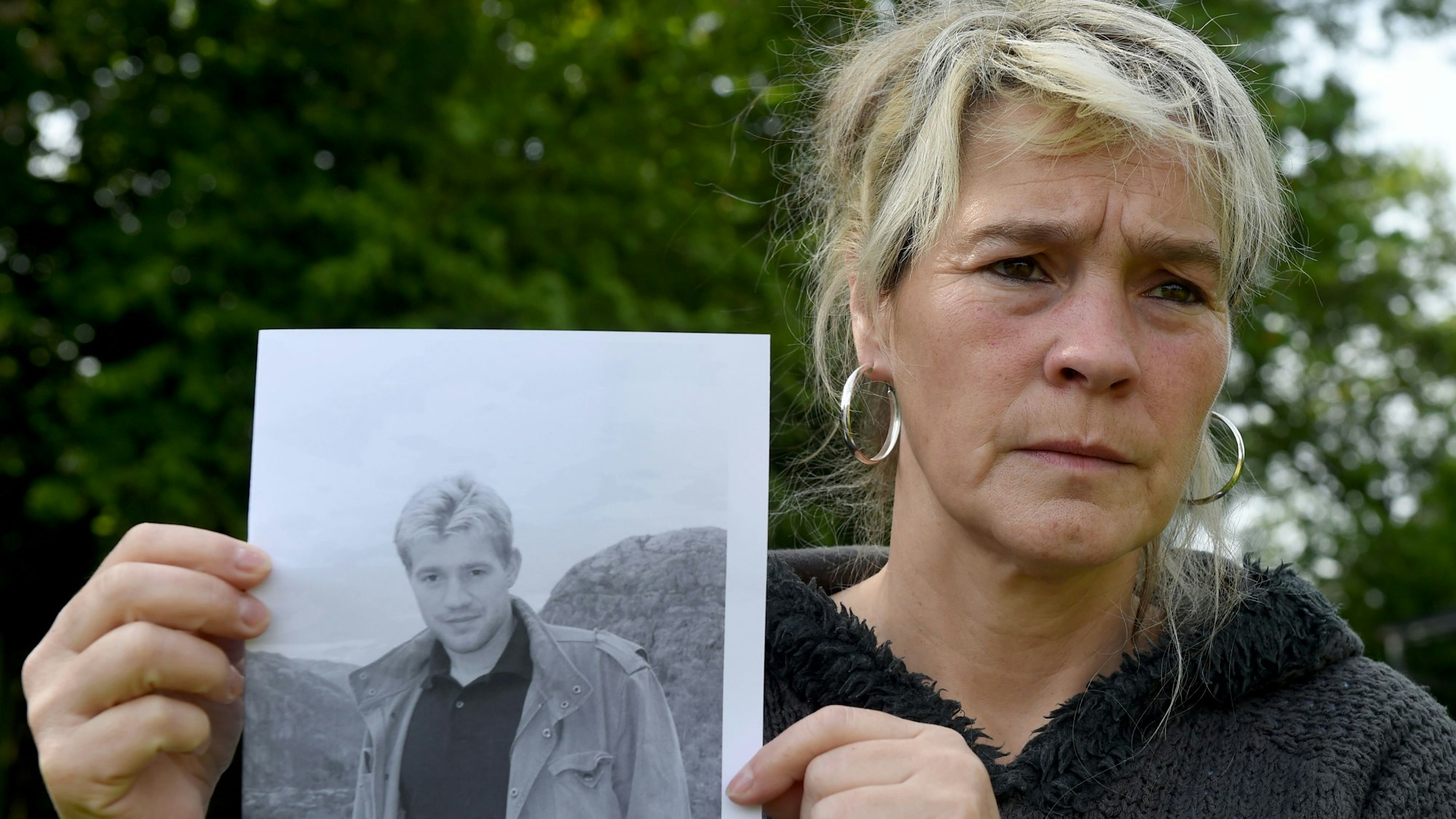 Sandra Mittank zeigt am 1. Juni 2015 in Marne (Schleswig-Holstein) ein Bild ihres Sohnes Lars.