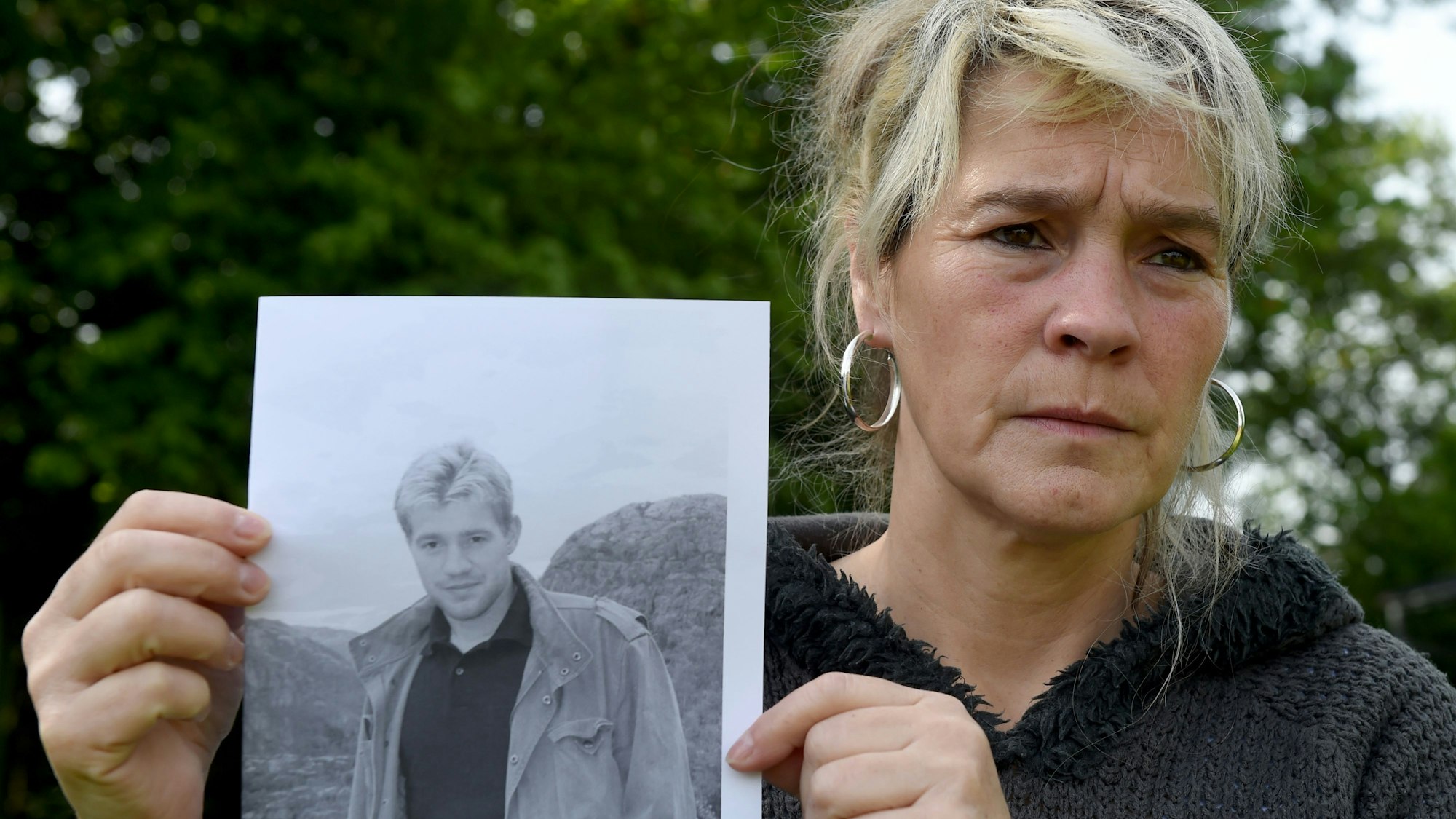 Sandra Mittank zeigt ein Bild ihres Sohnes Lars.