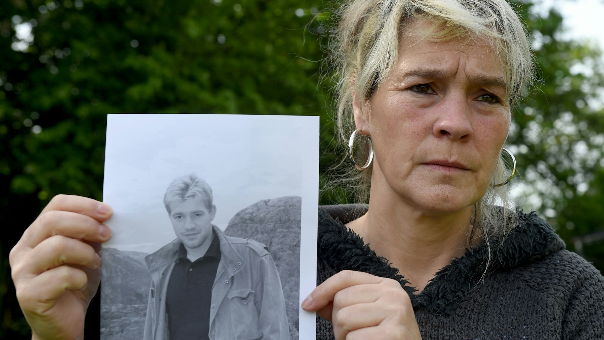 Sandra Mittank zeigt ein Bild ihres Sohnes Lars.