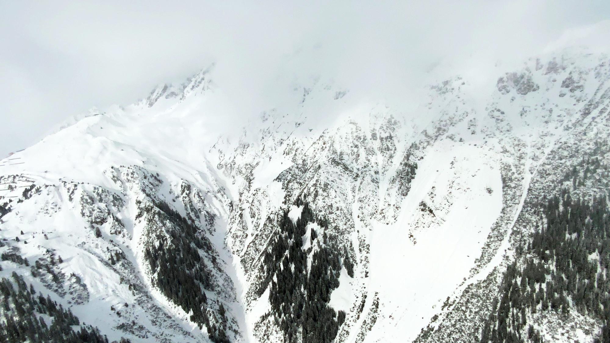Blick auf den Lawinenabgang in St. Anton am Arlberg in Westösterreich. Mehrere Skipisten sind durch die Schneemassen verschüttet. Am Wochenende sind mehrere Menschen von Lawinen getötet worden.