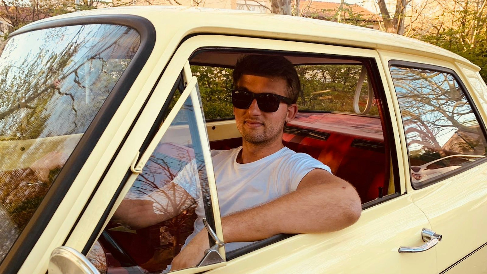 Nico Raddatz sitzt in einem seiner Oldtimer.