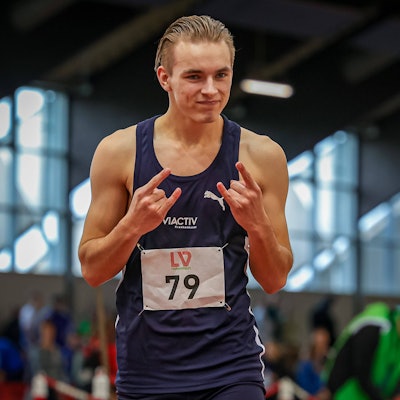 Ein Leichtathlet spreizt nach seinem Wettkampf die Finger.