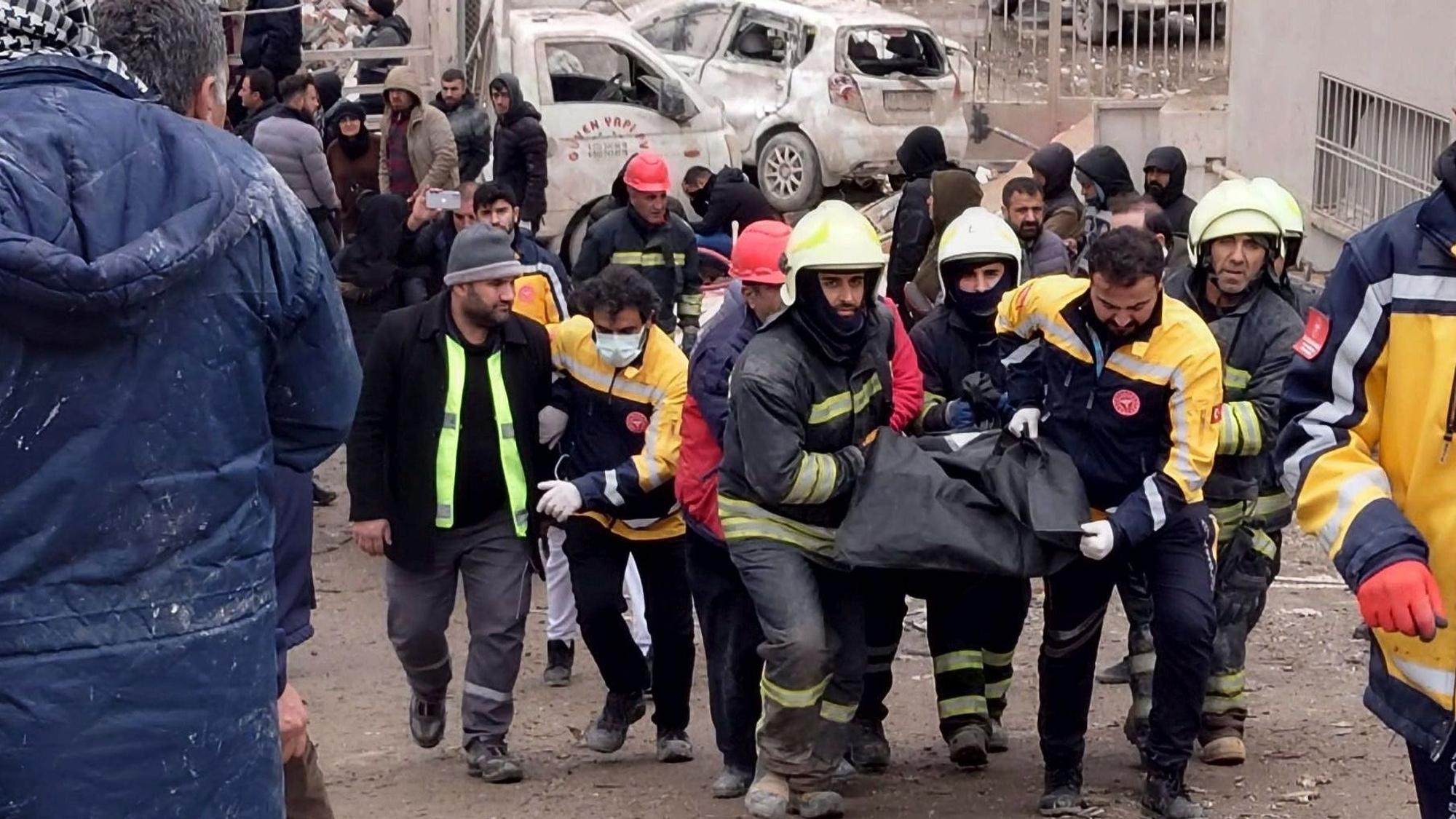 Diyarbakir: Türkische Feuerwehrleute tragen die Leiche eines Opfers