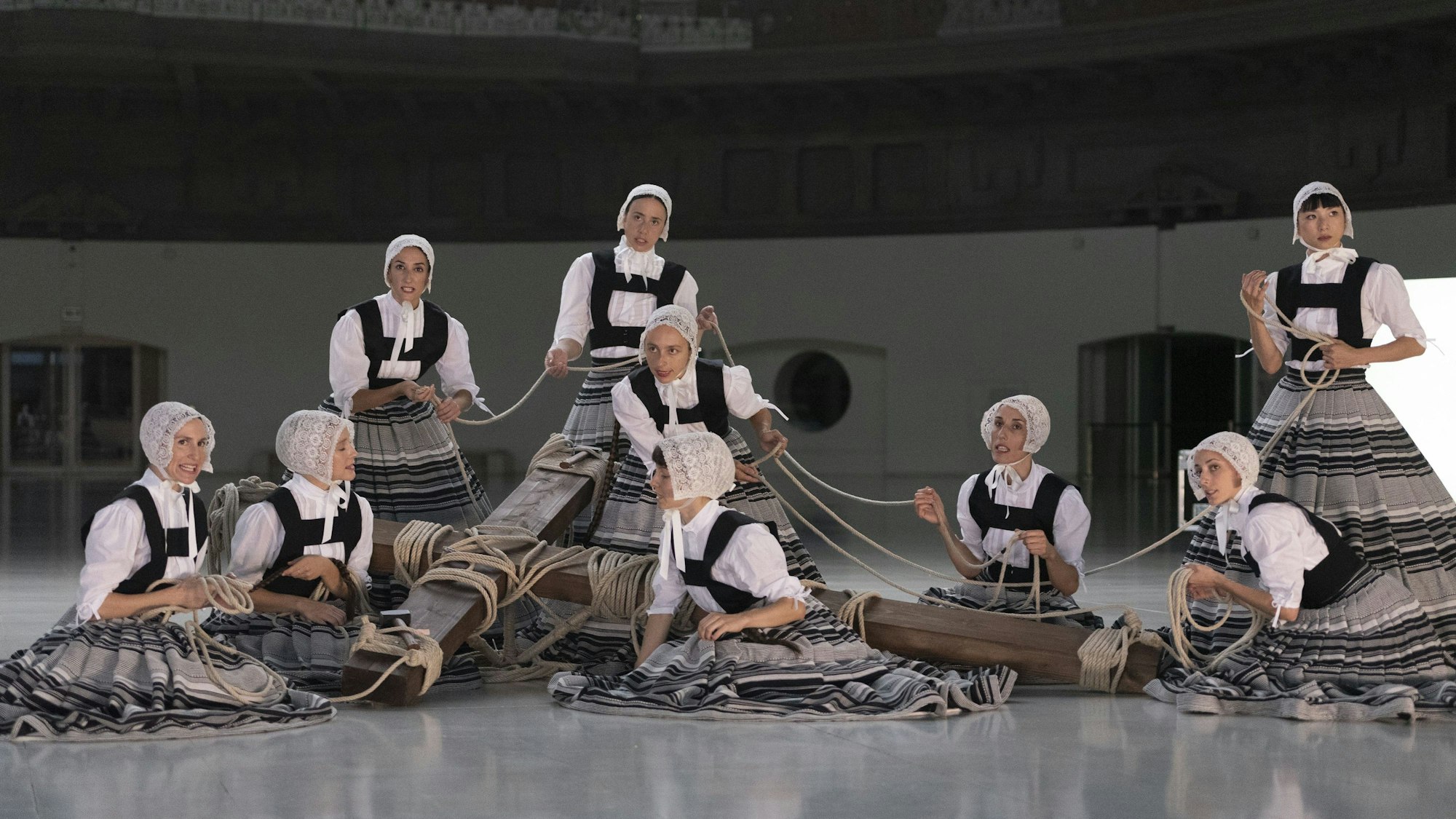 Die Tänzerinnen von „La Veronal“ binden Seile um ein Kreuz.