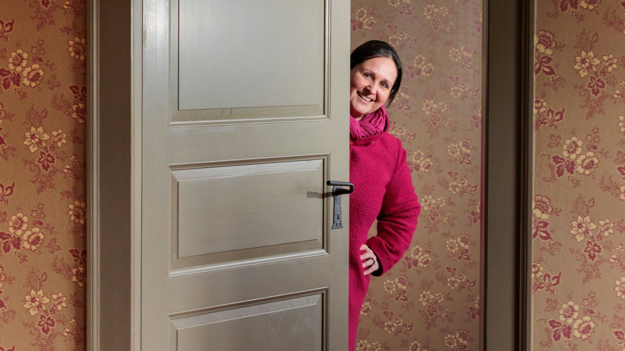 Anka Dawid-Töns erfreut sich an der originalgetreu rekonstruierten Tapete der Lehrerwohnung.