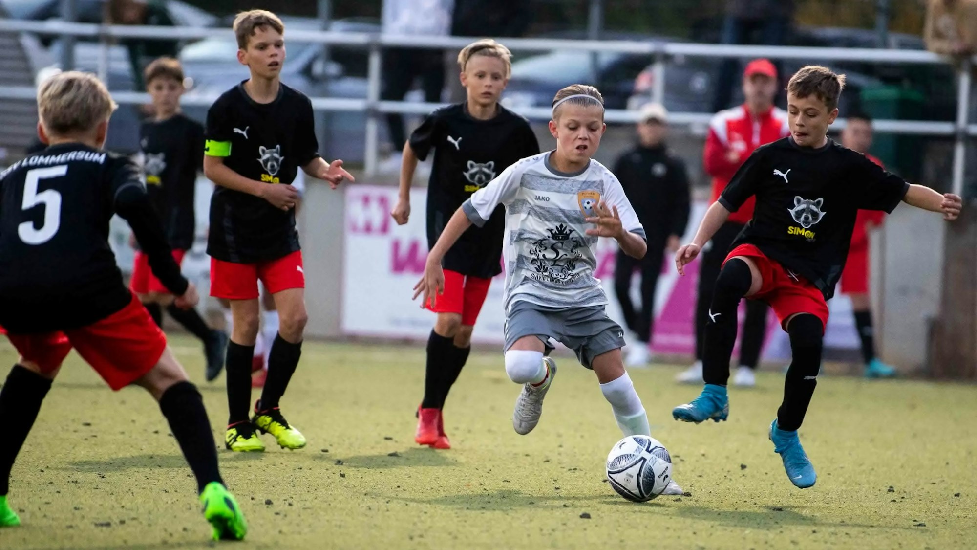 Mit vereinten Kräften bezwang die D-Jugend des SSV Lommersum 8in Schwarz) die klassenhöhere JSG Erft 01 im Kreispokal.