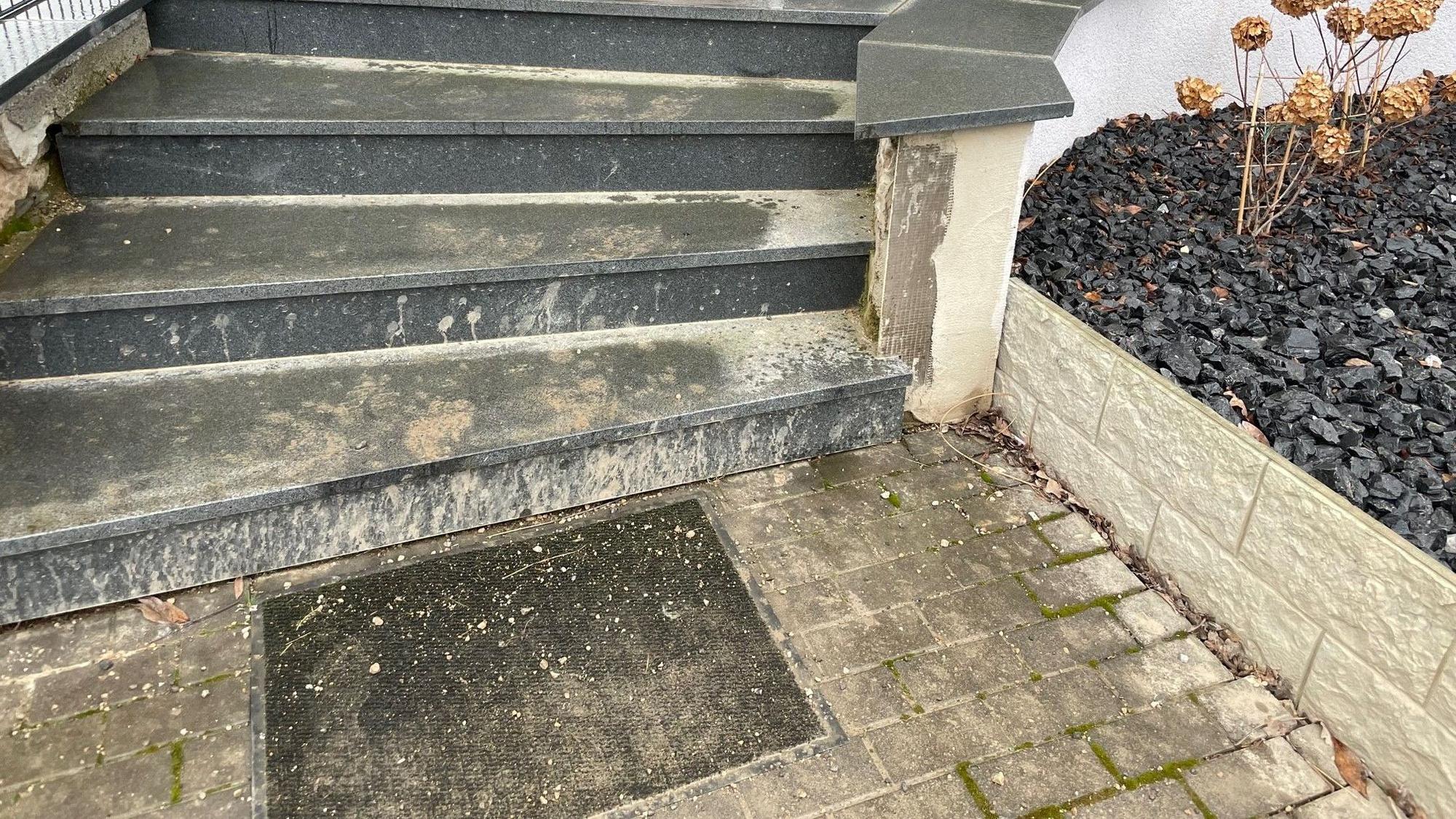 Der Schlamm ist bis auf Treppe der Kochendörfers gespritzt.
