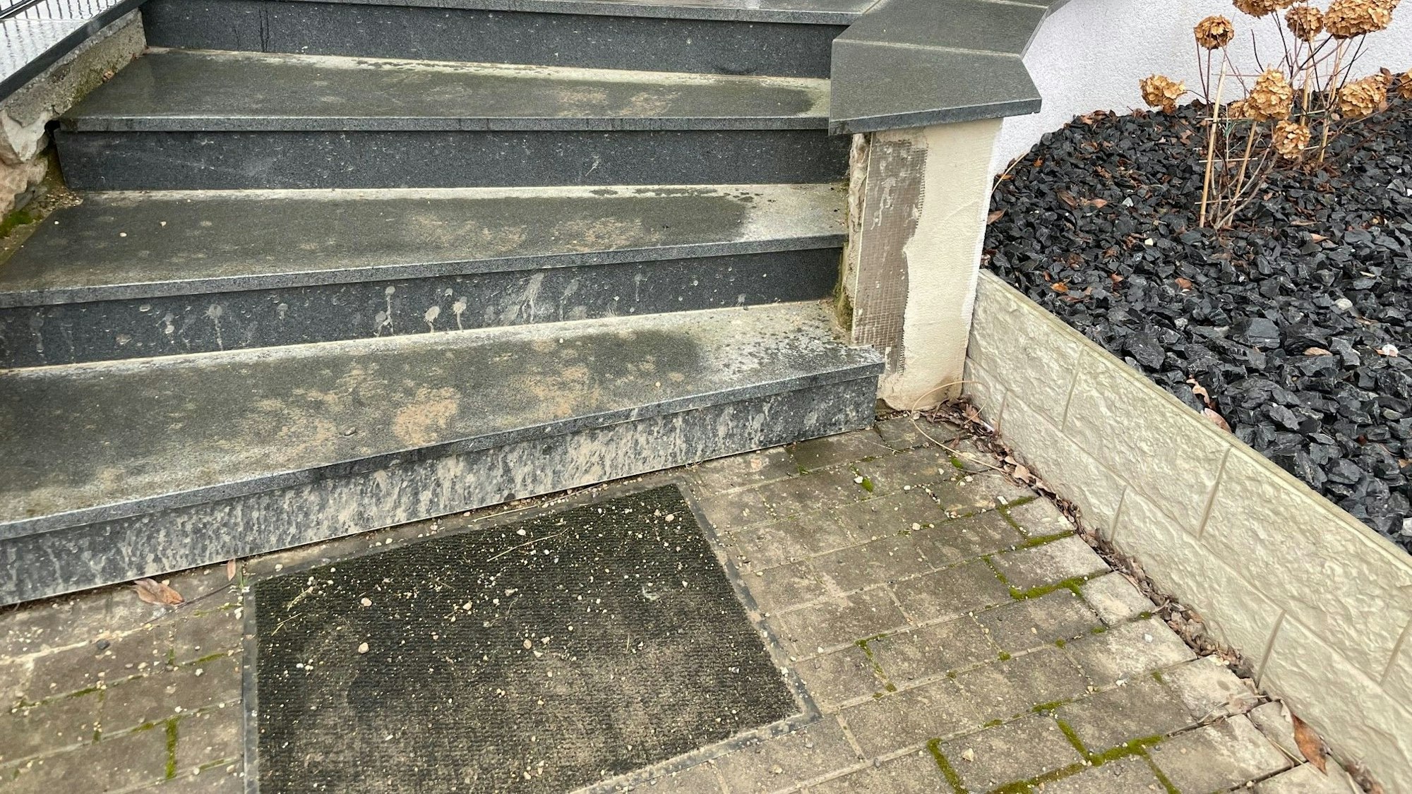 Der Schlamm ist bis auf Treppe der Kochendörfers gespritzt.