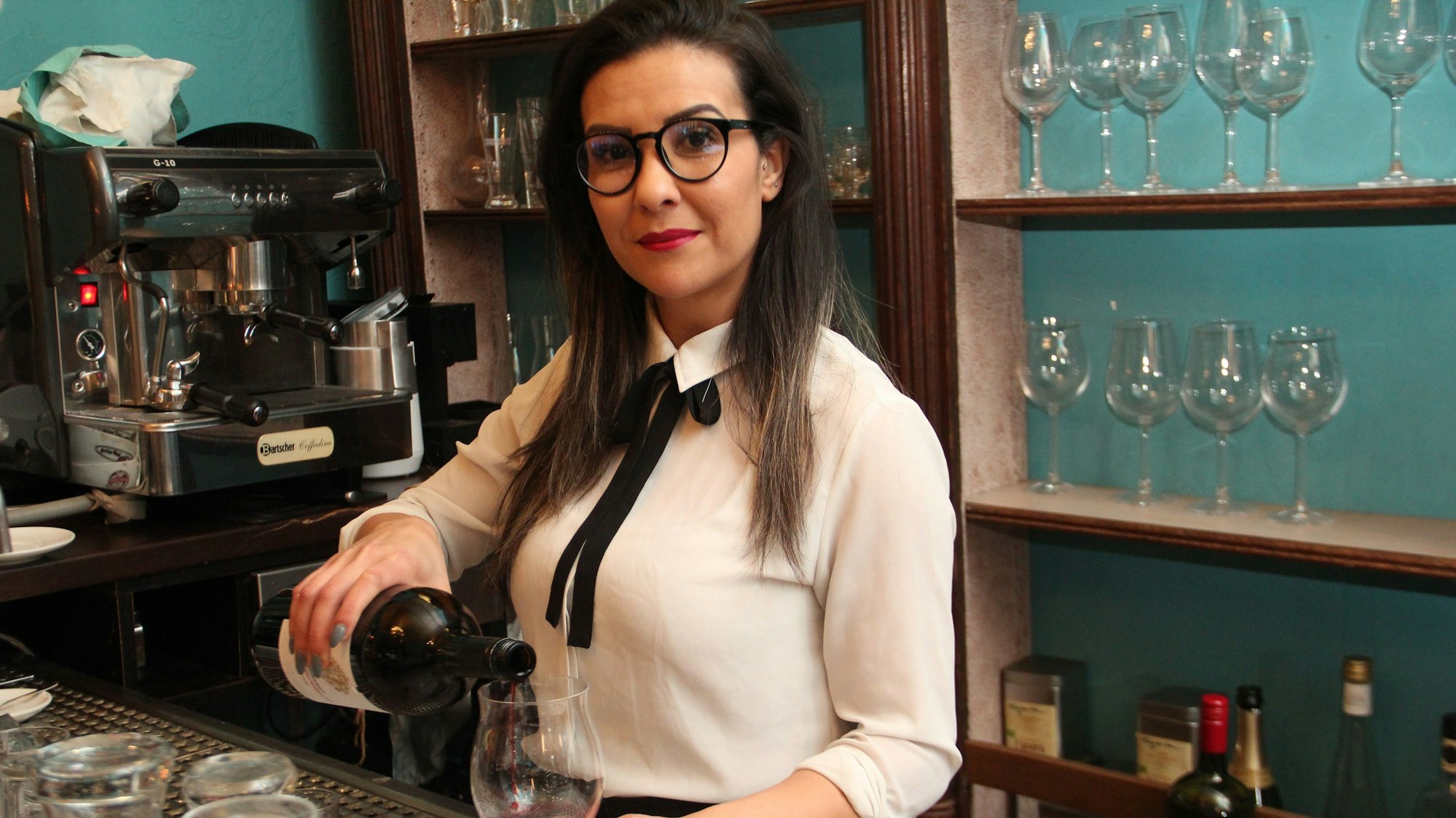 Brasserie l'apéro: Servicekraft Ines Jouini bewirtet die Gäste vorwiegend mit Wein anstatt Kölsch.