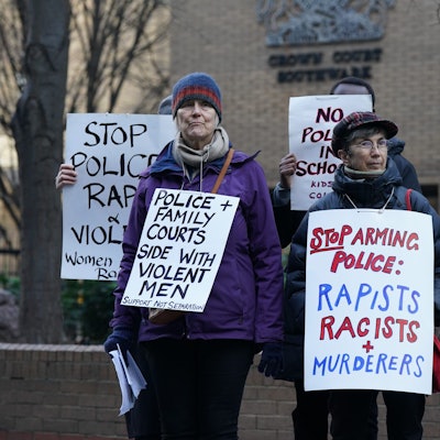 Demonstranten von Women Against Rape & Women of Colour Global Woman's strike versammeln sich vor dem Southwark Crown Court vor der Strafmaßverkündung im Fall eines Londoner Polizisten, der wegen der Vergewaltigung etlicher Frauen angeklagt ist.