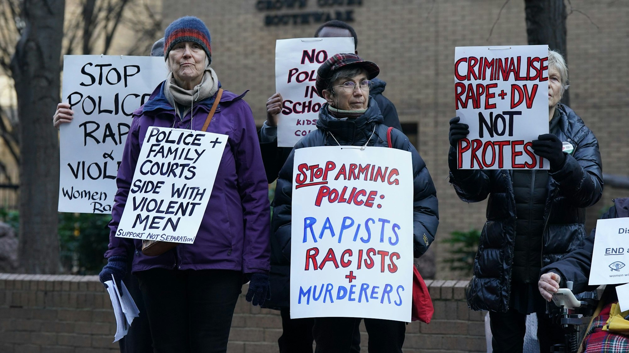 Demonstranten von Women Against Rape & Women of Colour Global Woman's strike versammeln sich vor dem Southwark Crown Court vor der Strafmaßverkündung im Fall eines Londoner Polizisten, der wegen der Vergewaltigung etlicher Frauen angeklagt ist.