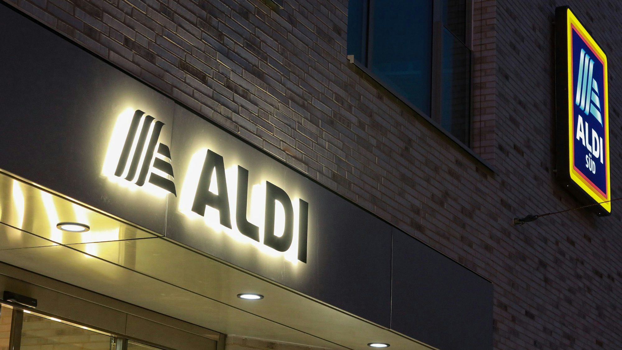 Eine Aldi Süd Filiale von außen am Abend.