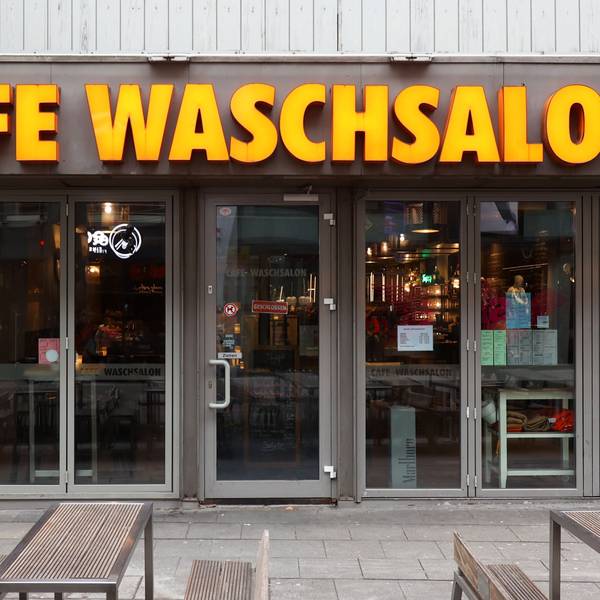 Außenansicht Café Waschsalon in der Ehrenstraße Köln