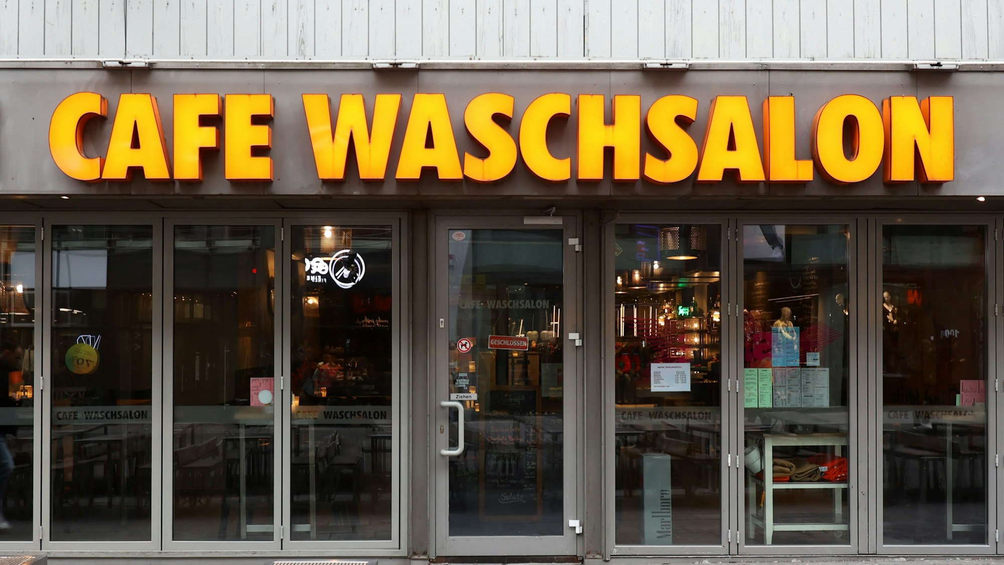 Außenansicht Café Waschsalon in der Ehrenstraße Köln