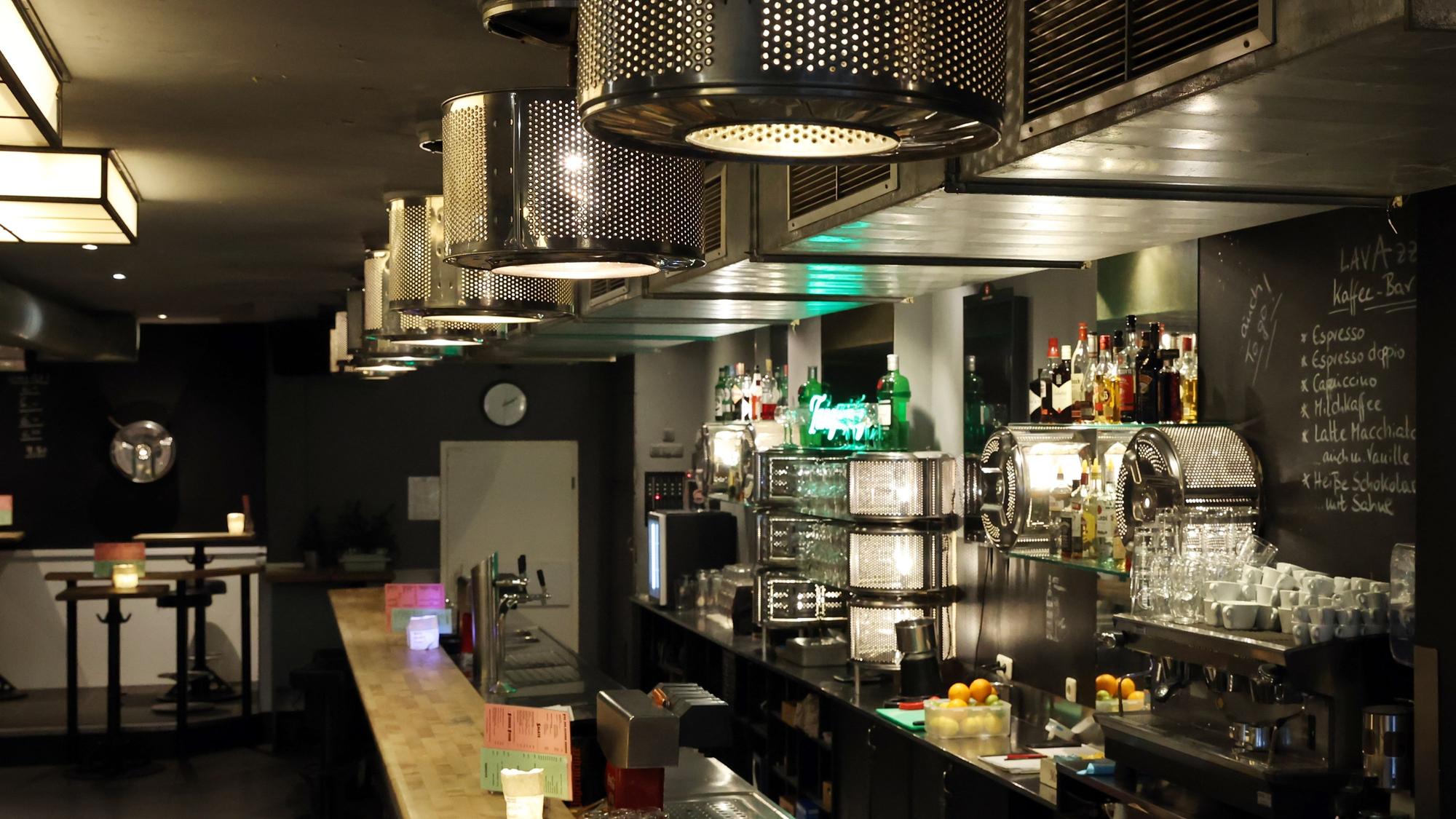Waschtrommeln über der Theke im Café Waschsalon