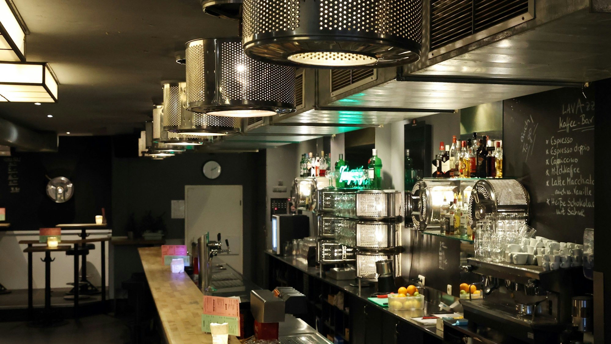 Waschtrommeln über der Theke im Café Waschsalon