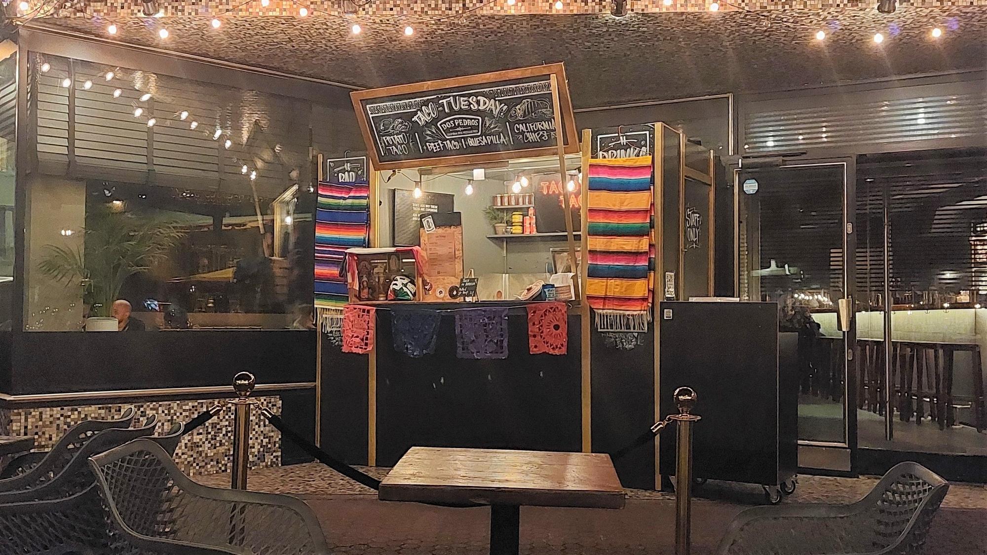 Taco-Stand vor einer Bar.