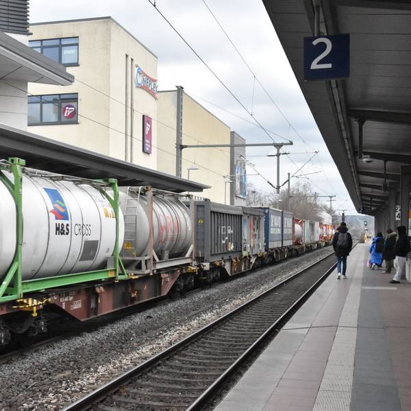 Ein Güterzug steht im Bahnhof Siegburg