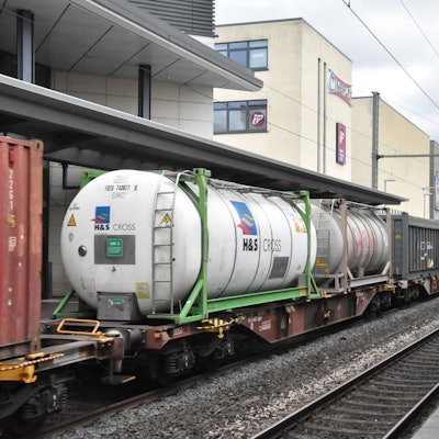 Ein Güterzug steht im Bahnhof Siegburg