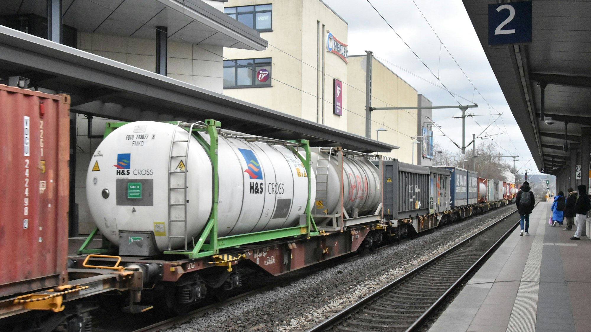 Ein Güterzug steht im Bahnhof Siegburg