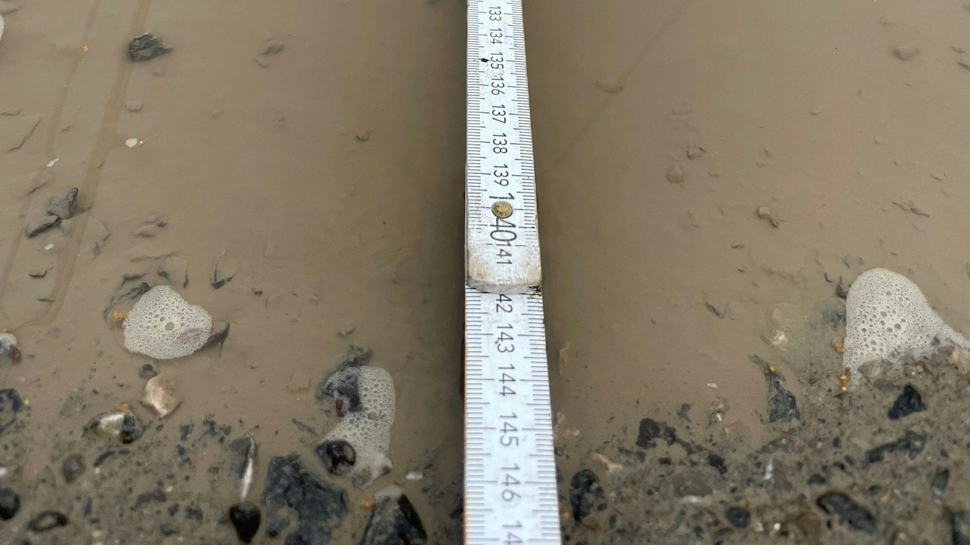 04.02.2023 Die Anwohner des Nachtigallenwegs in Lövenich sind sauer. Der Grund: Die Straße ist nicht ausgebaut. So entsteht zu jeder Jahreszeit viel Dreck.