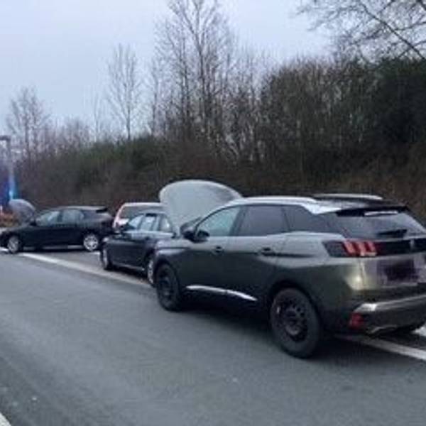 Neun Autos stießen bei mehreren Unfällen auf der Autobahn 61 zusammen.