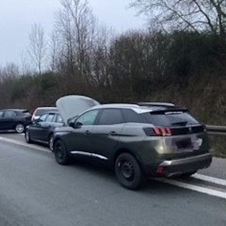 Neun Autos stießen bei mehreren Unfällen auf der Autobahn 61 zusammen.