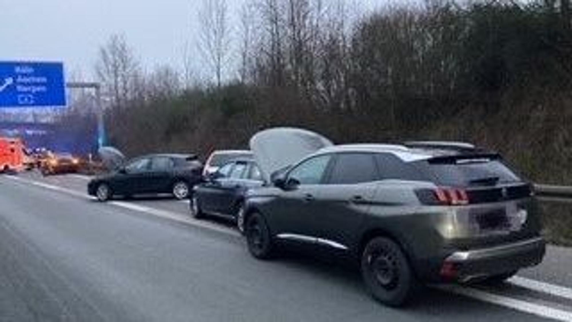 Neun Autos stießen bei mehreren Unfällen auf der Autobahn 61 zusammen.