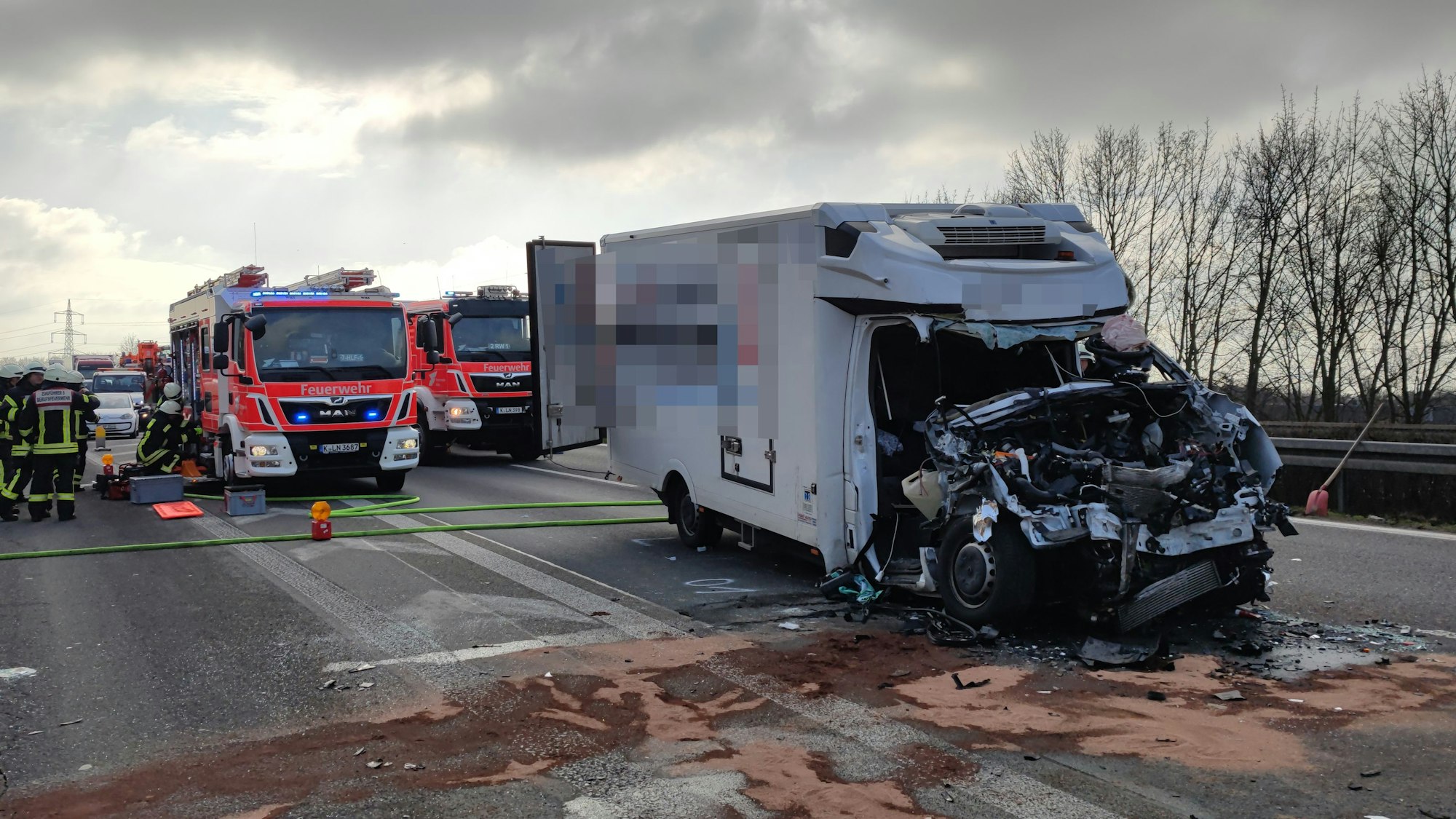 :Schwerer Unfall auf der A59 bei Köln. Die Autobahn ist nach dem Unfall voll gesperrt.