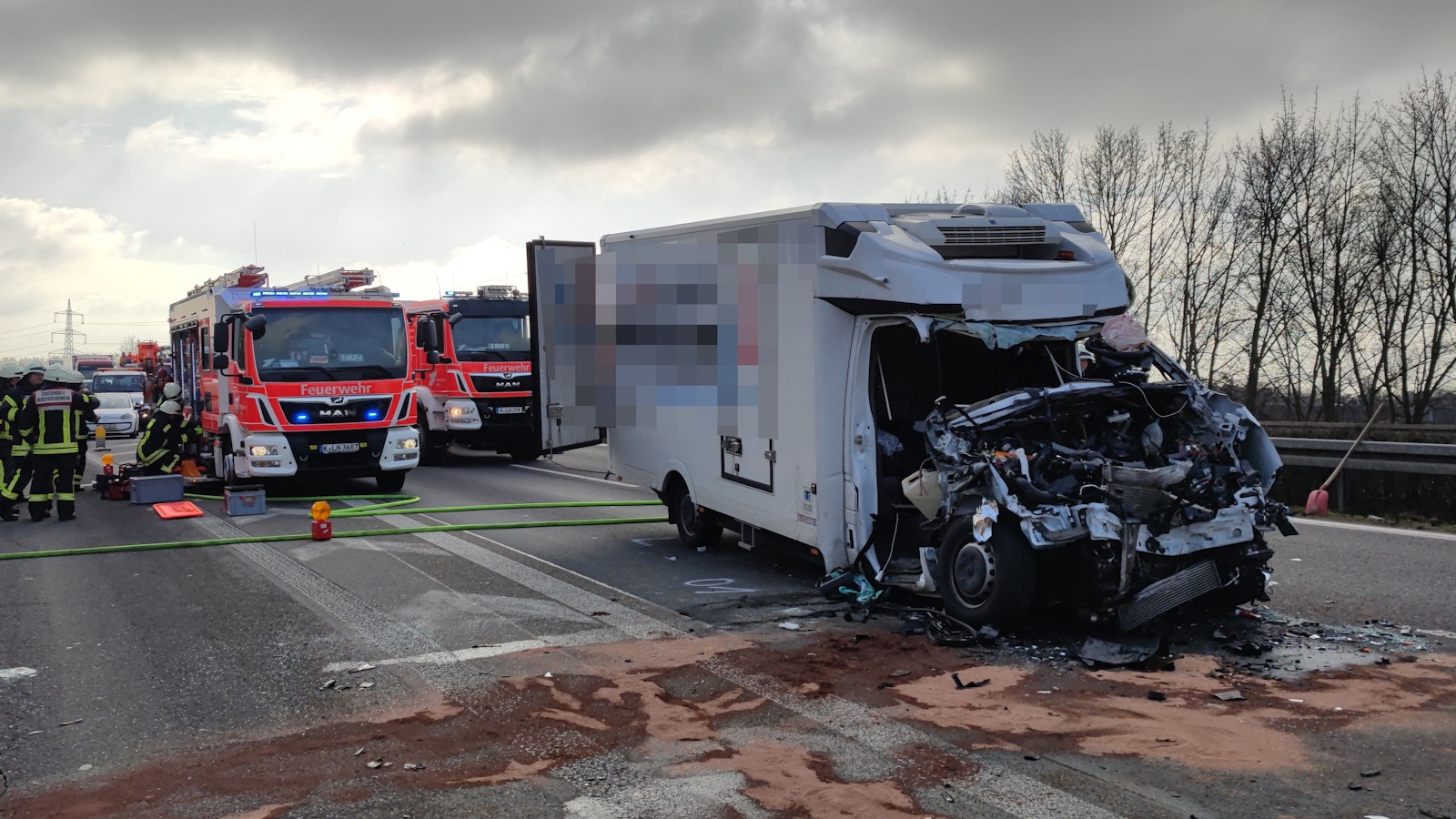 :Schwerer Unfall auf der A59 bei Köln. Die Autobahn ist nach dem Unfall voll gesperrt.