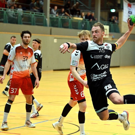 Ein Handballer setzt zum Wurf an.