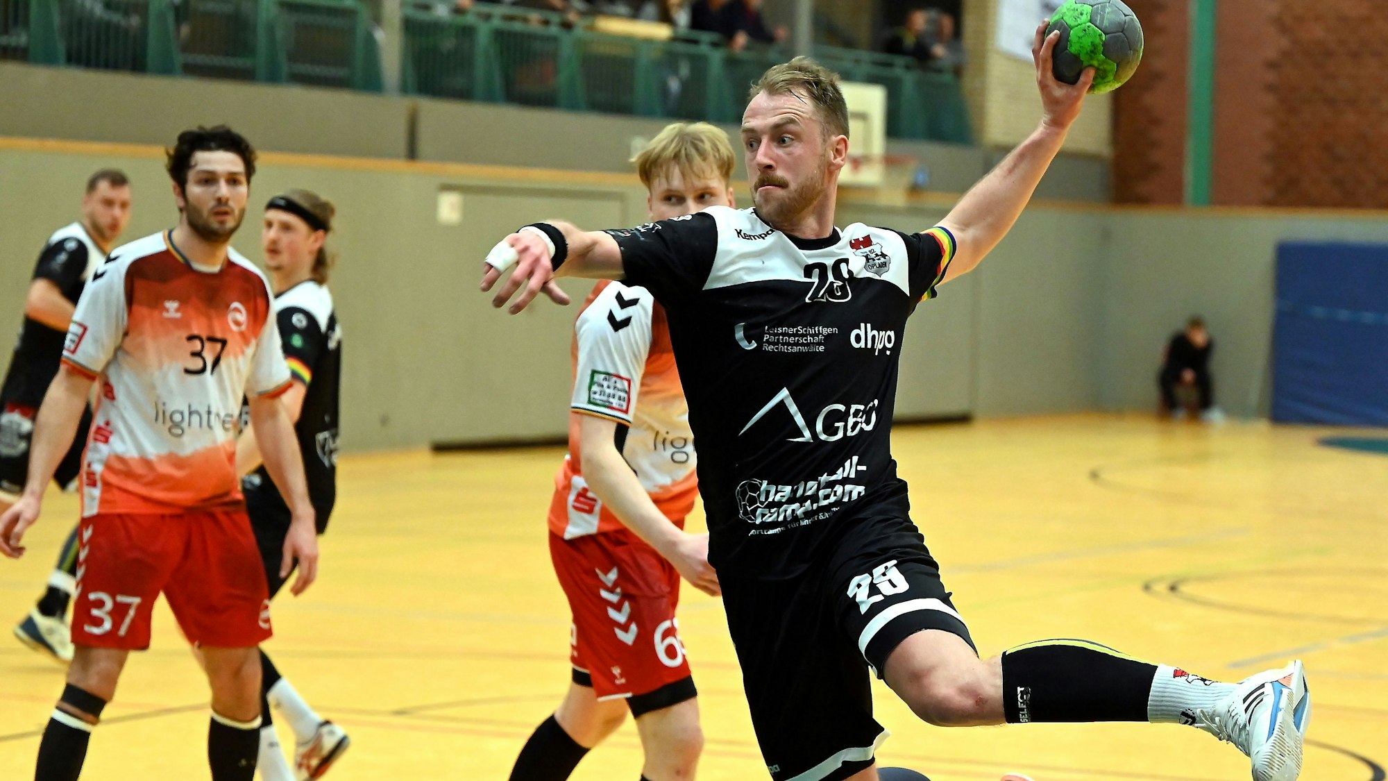 Ein Handballer setzt zum Wurf an.