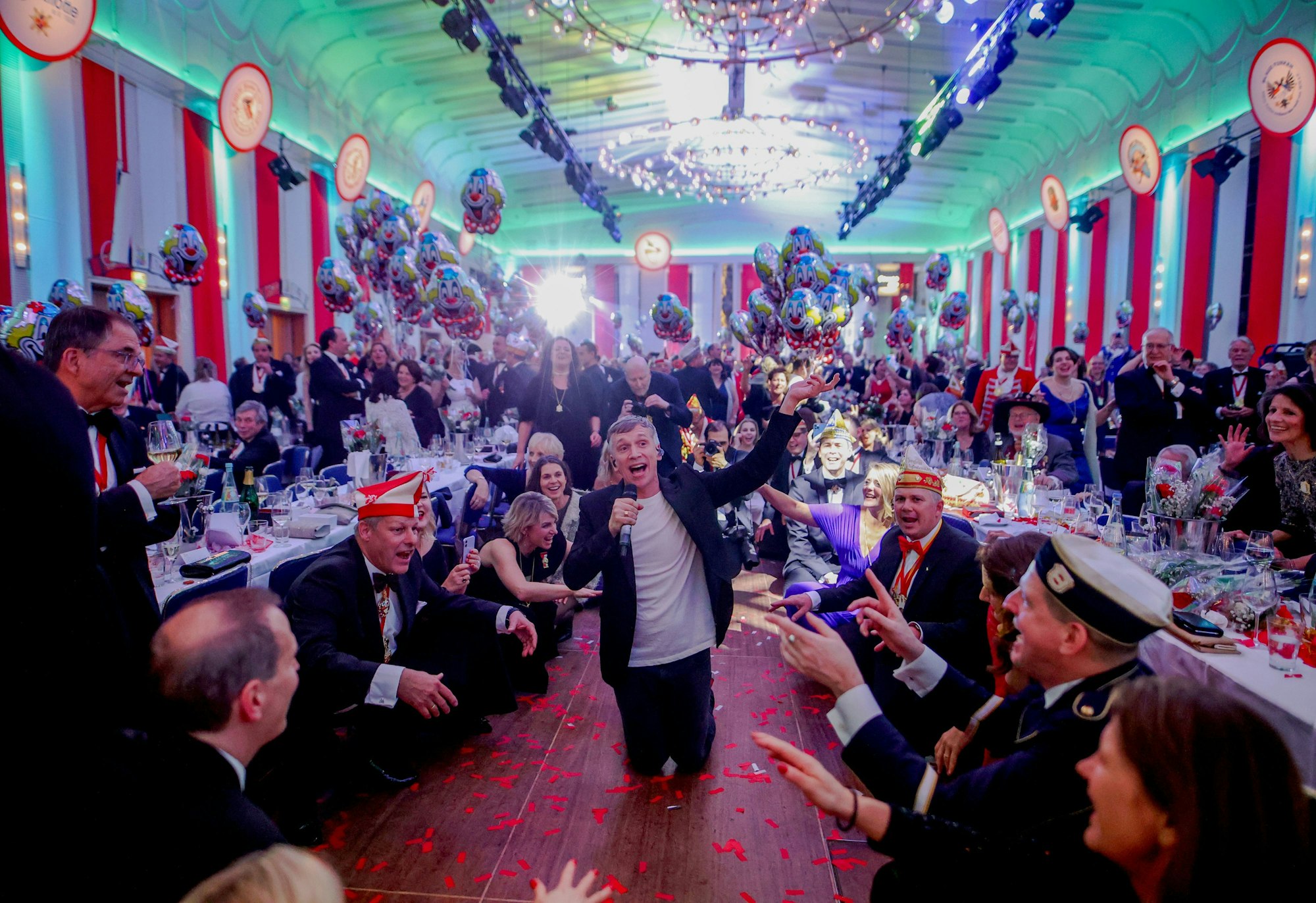 Bei „Sing mich noh Hus“ geht Kasalla aktuell immer von der Bühne ins Publikum - hier Sänger Bastian Campmann im Gürzenich.