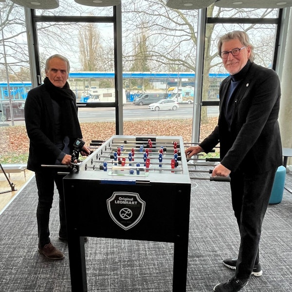Die FC-Legenden Wolfgang Overath (l.) und Toni Schumacher duellieren sich beim Kölner Stadt-Anzeiger am Kickertisch.