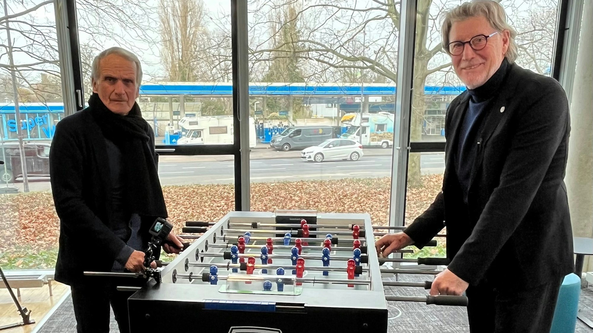 Die FC-Legenden Wolfgang Overath (l.) und Toni Schumacher duellieren sich beim Kölner Stadt-Anzeiger am Kickertisch.