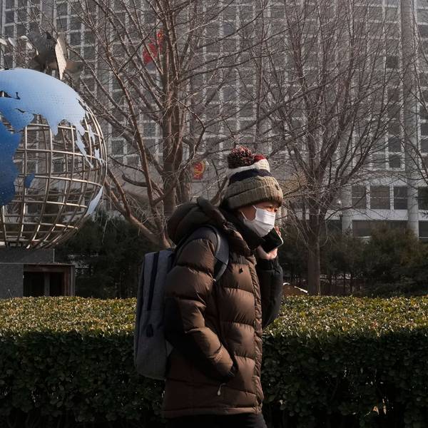 China, Peking: Eine Frau geht an einer Globusskulptur vorbei, die vor dem Büro des chinesischen Außenministeriums in Peking steht. (Symbolbild)