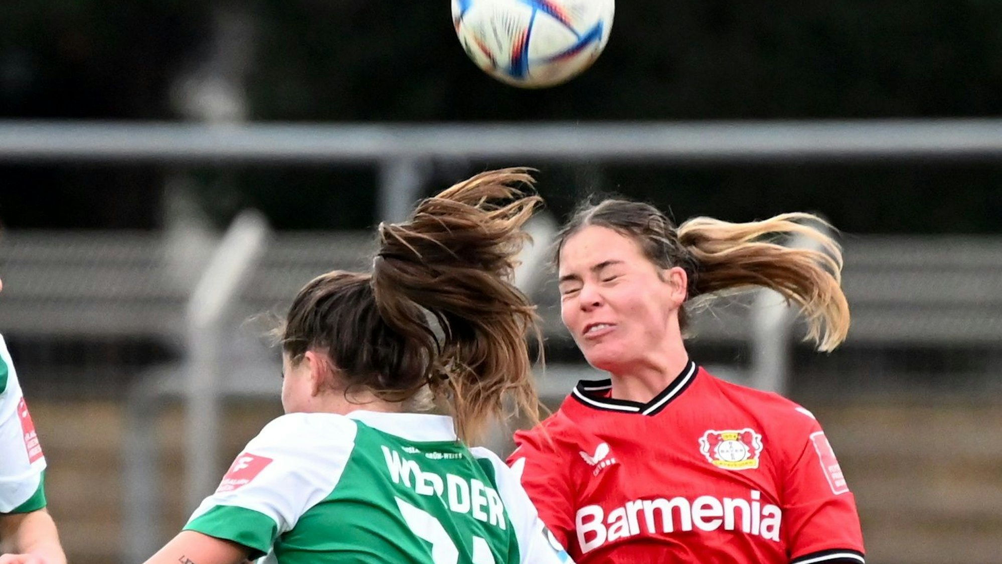 Zwei Fußballspielerinnen befinden sich im Kopfballduell.