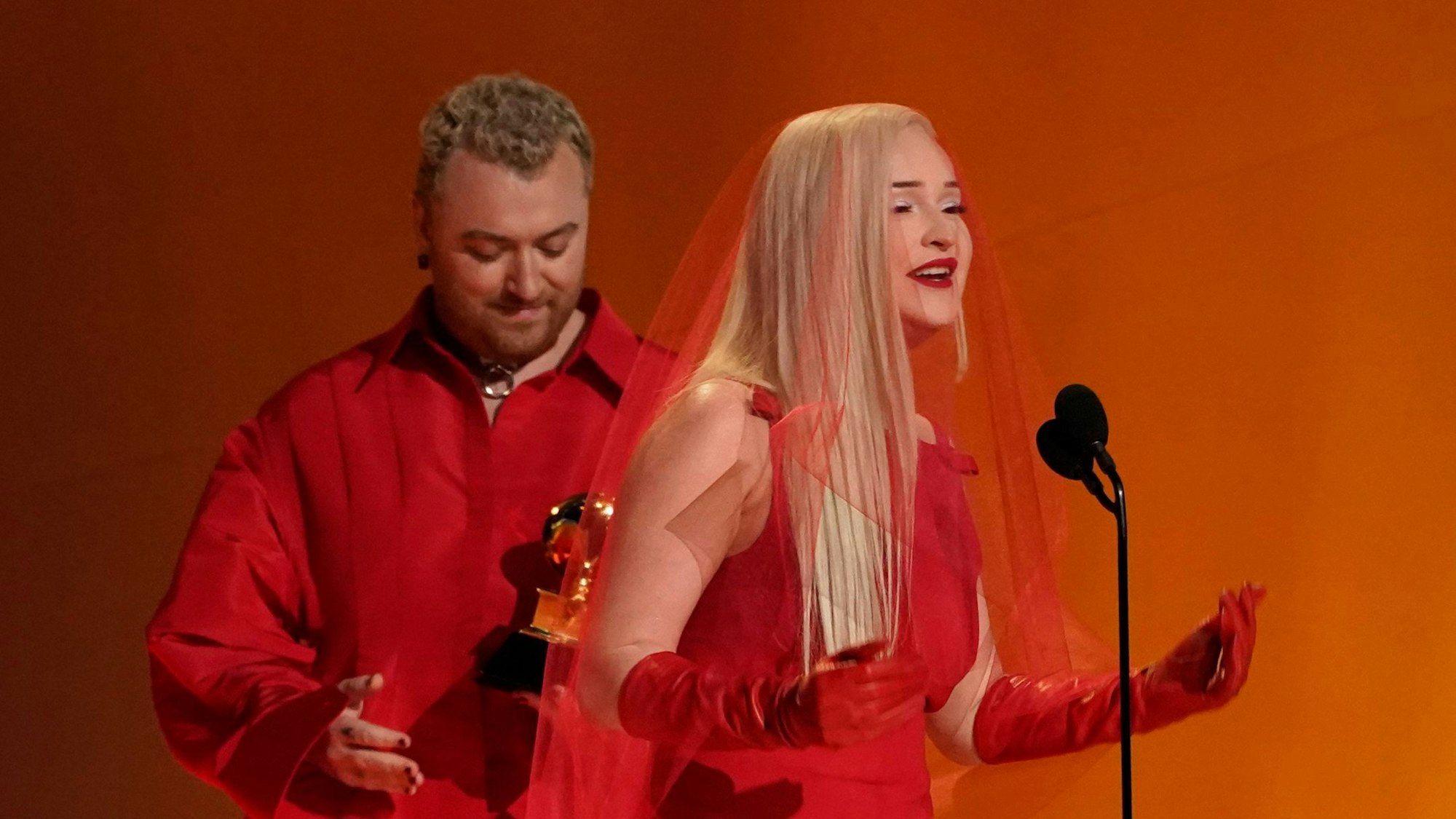 05.02.2023, USA, Los Angeles: Kim Petras (r) und Sam Smith stehen auf der Bühne, Petras hält ihre Dankesrede.