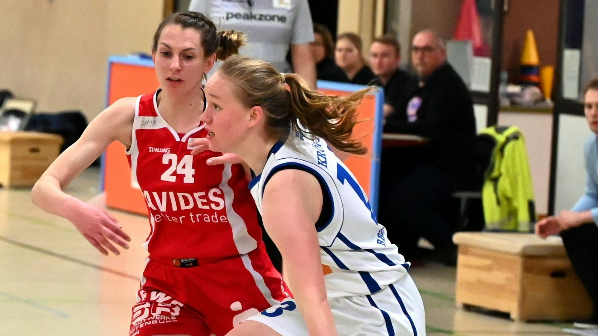 Eine Basketballspielerin zieht an ihrer Gegnerin vorbei.
