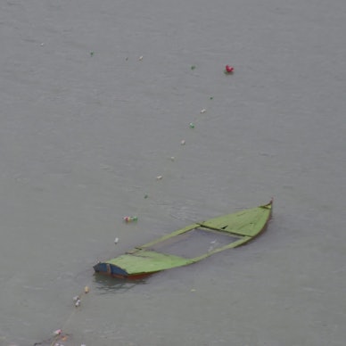 Ein gekentertes Boot treibt im Wasser. (Symboilbild)