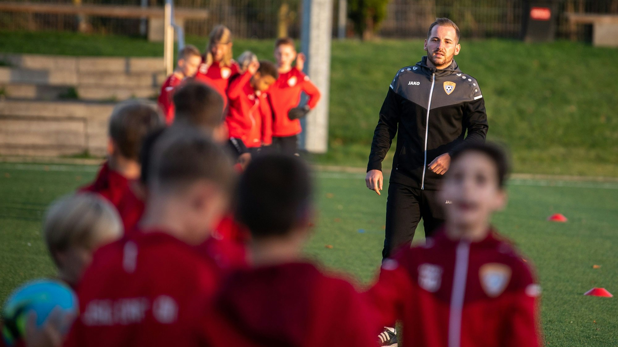 Die Mannschaft von Trainer Tobias Berg, die U11 der JSG Erft 01, hatte sich für ein international hochklassigen Turnier auf Mallorca qualifiziert. Die Mannschaft stand schon vorher im Fokus von Topmannschaften.