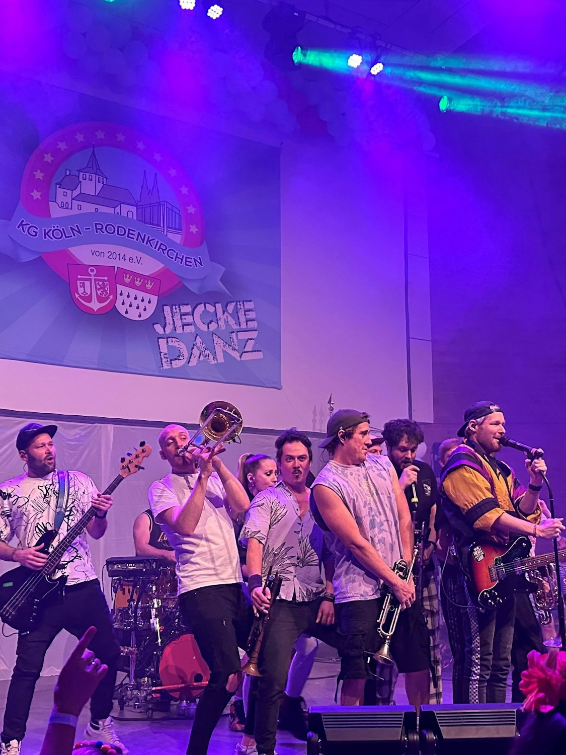 Querbeat mit Sänger Jojo Berger (r.) und seinem Bruder Andy (l.) am Bass in der Aula des Gymnasiums Rodenkirchen.