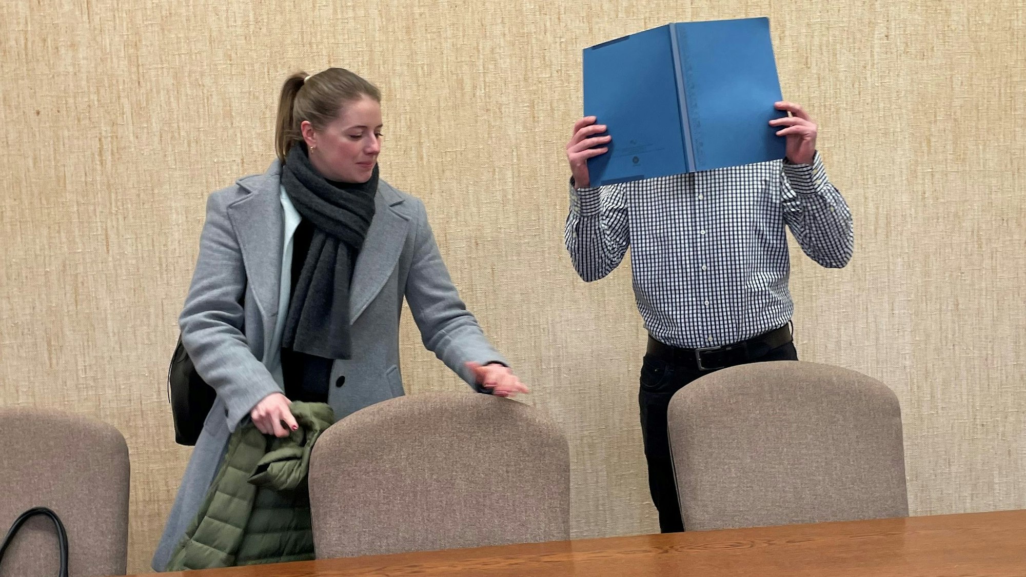 Der Angeklagte FC-Fan im Kölner Amtsgericht mit Verteidigerin Lara M. Gaber.