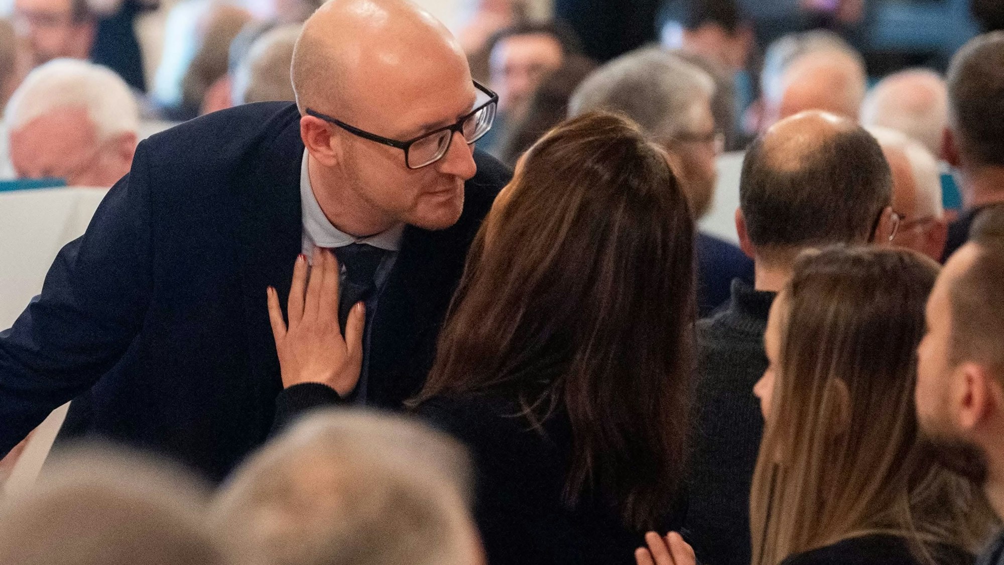 Das Bild zeigt Ingo Pfennings auf dem Kreisparteitag. Er hält seine Freundin im Arm.