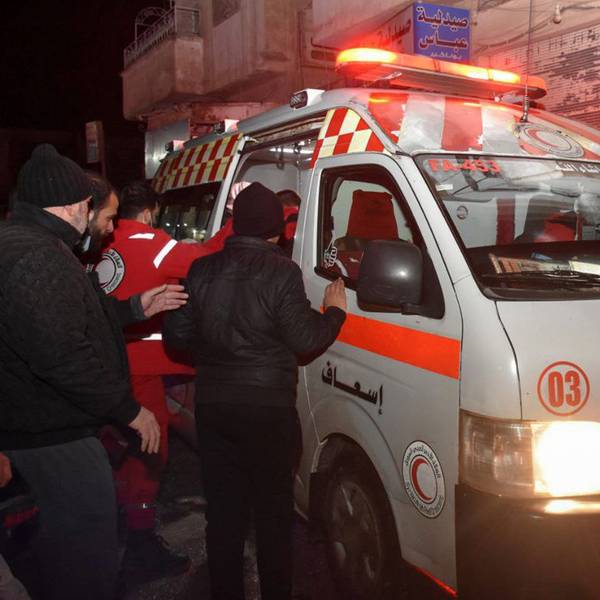 Ein von der syrischen Nachrichtenagentur Sana veröffentlichtes Foto zeigt Rettungskräfte, die eine verletzte Person aus den Trümmern eines zerstörten achtstöckigen Gebäudes im syrischen Hama bergen.
