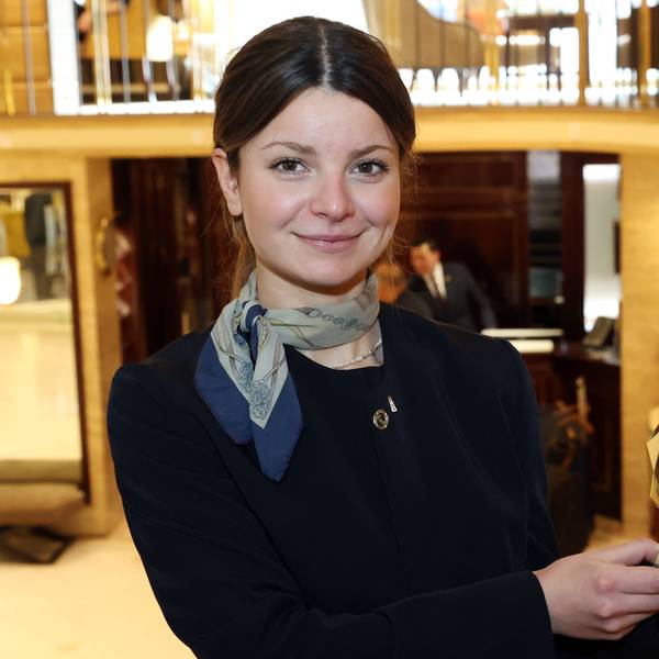 Lea Zimmermann mit ihrer Auszeichnung vor der Rezeption des Excelsior Hotel