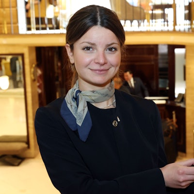 Lea Zimmermann mit ihrer Auszeichnung vor der Rezeption des Excelsior Hotel