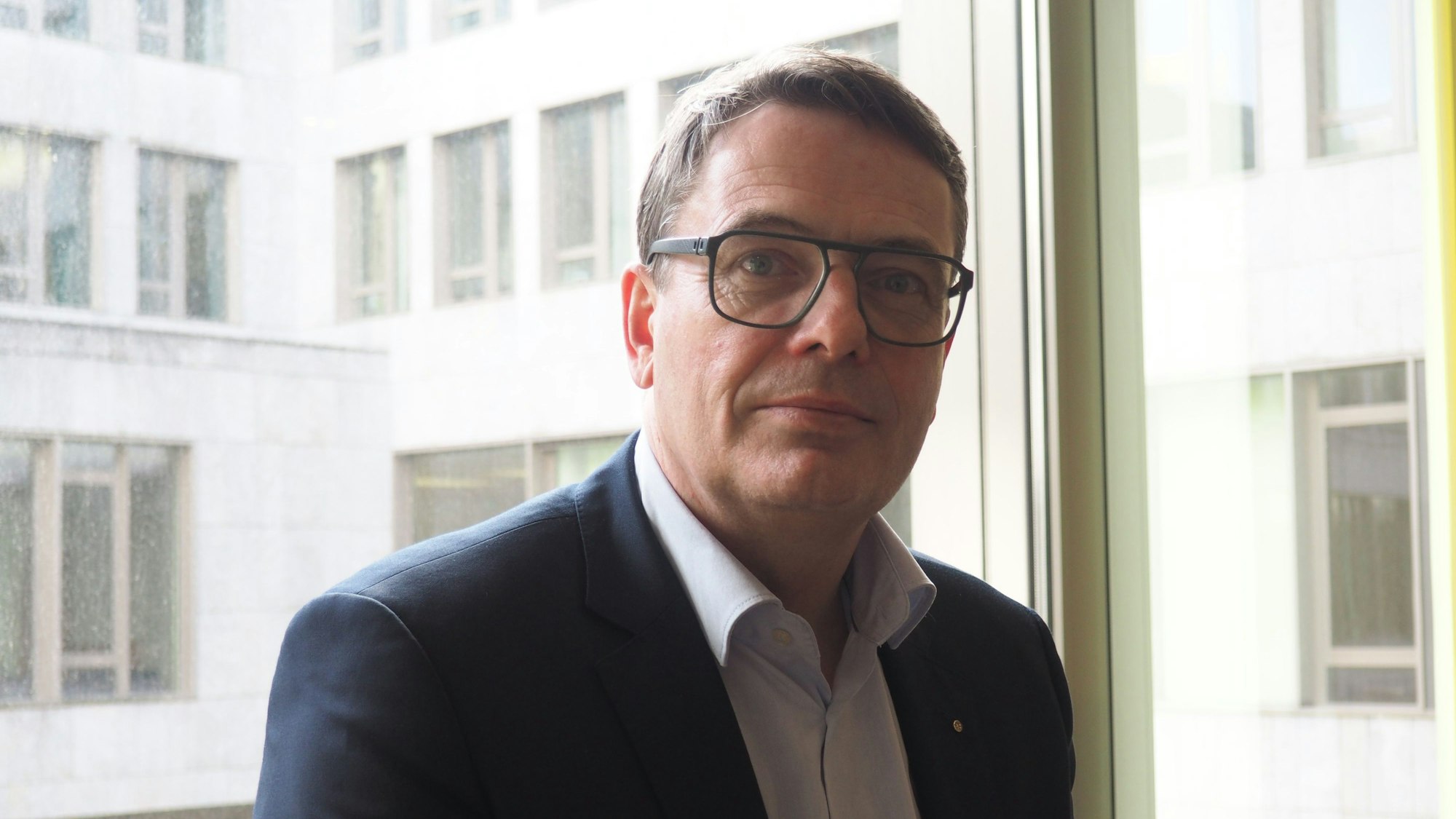 Stefan Heine steht im Düsseldorfer Landgericht.